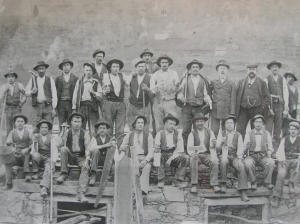 Uomini con attrezzi di lavoro (1905)